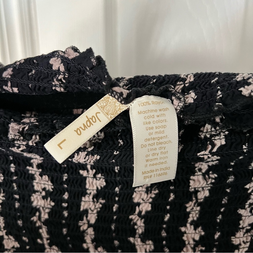 Smocked Off-Shoulder Floral Top - Picture 2 of 4